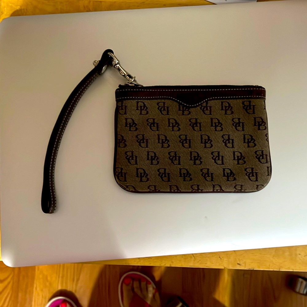 Dooney & Bourque classic brown wristlet in great condition. High quality
